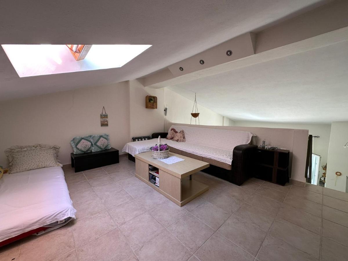 Apartment Cozy 2br In Mola Kaliva With Sea View